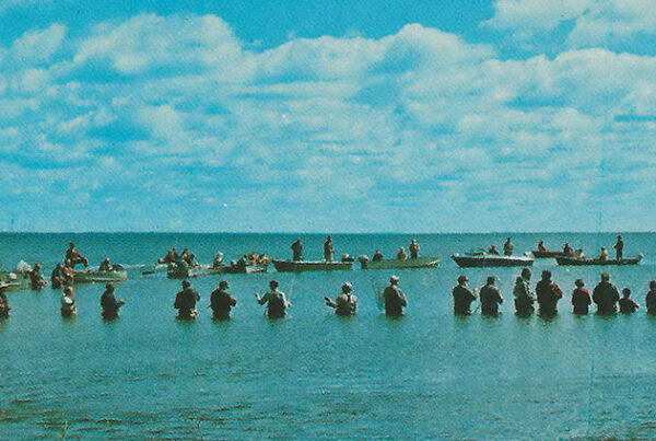 1966-Historic-photo-of-the-salmon-craze-in-Frankfort