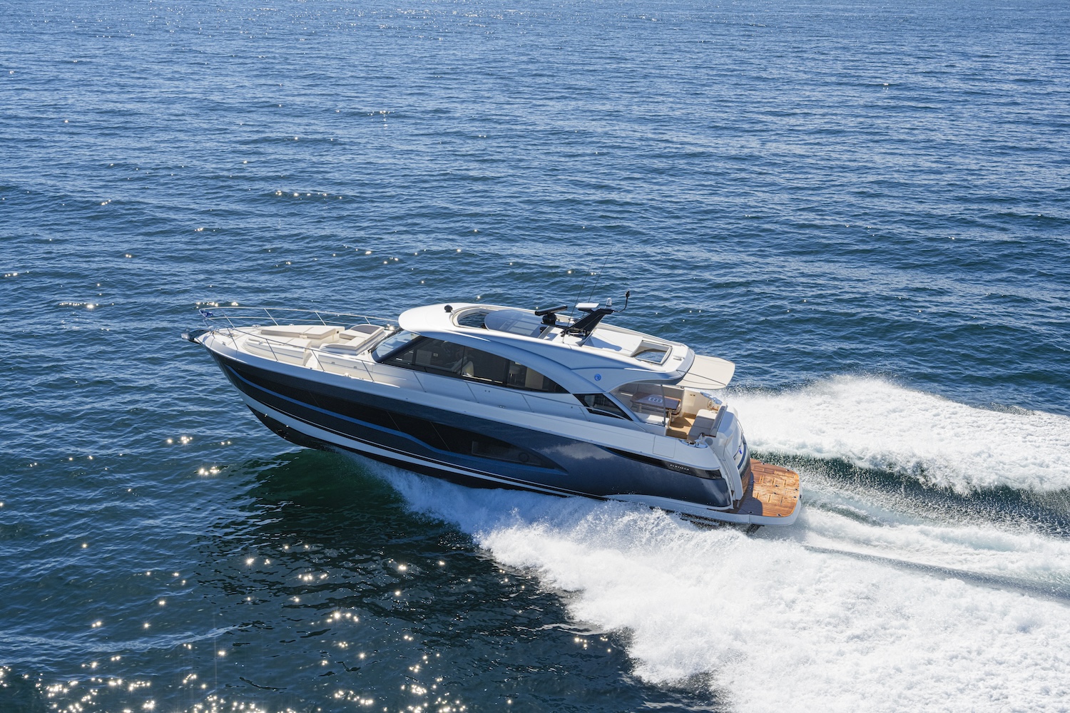 Riviera 5600 Sport Yacht PE Running 01