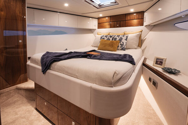 Riviera 5600 Sport Yacht