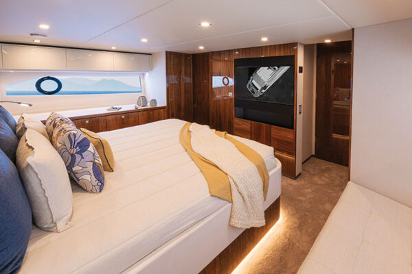 Riviera 5600 Sport Yacht