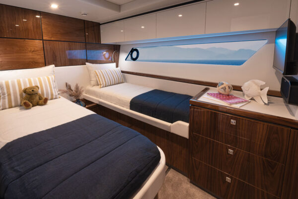 Riviera 5600 Sport Yacht
