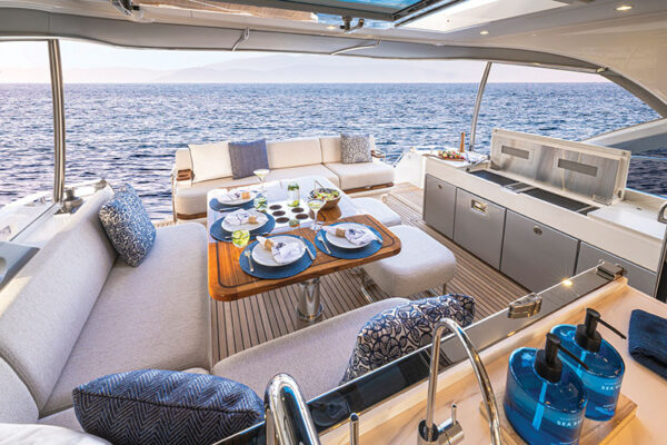 Riviera 5600 Sport Yacht